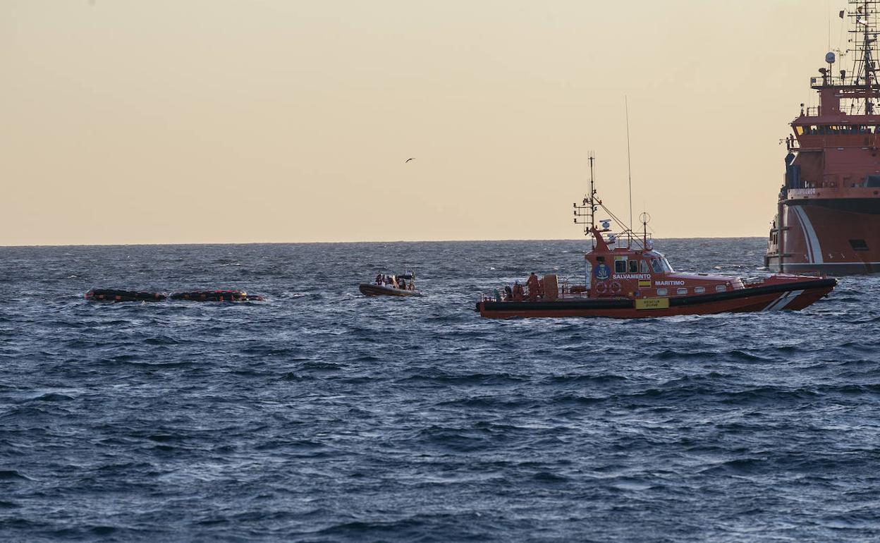 Rescate de los ocupantes del catamarán hundido este domingo en Cartagena.
