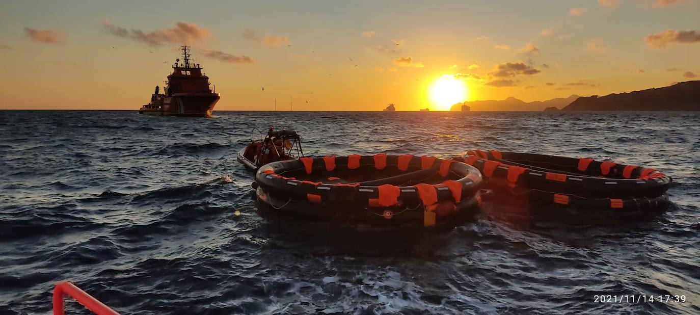 Fotos: El rescate de los tripulantes del catamarán hundido en Cartagena