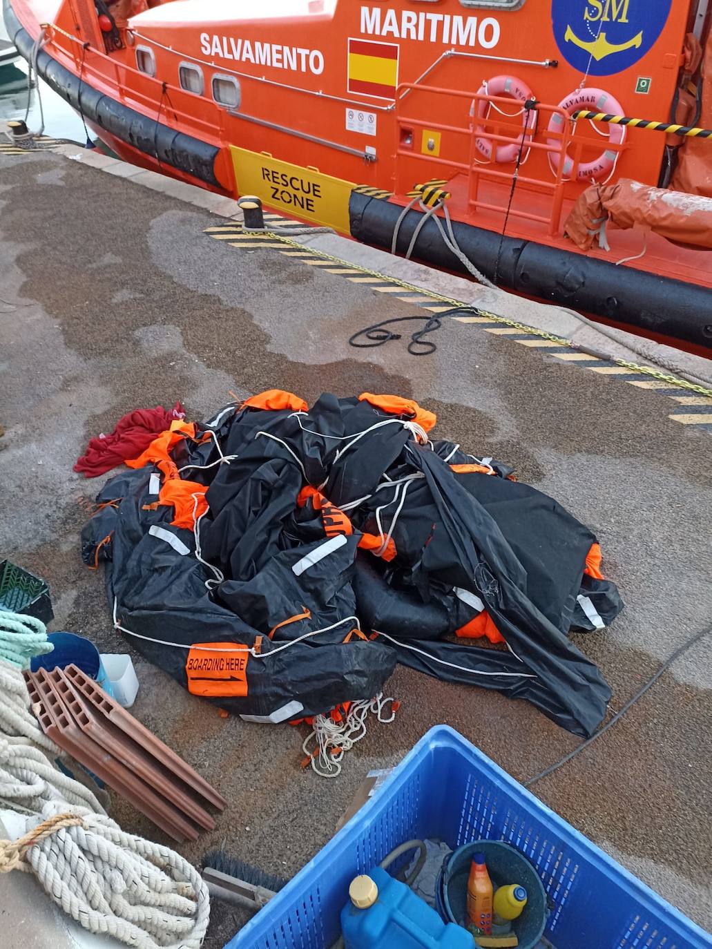 Fotos: El rescate de los tripulantes del catamarán hundido en Cartagena