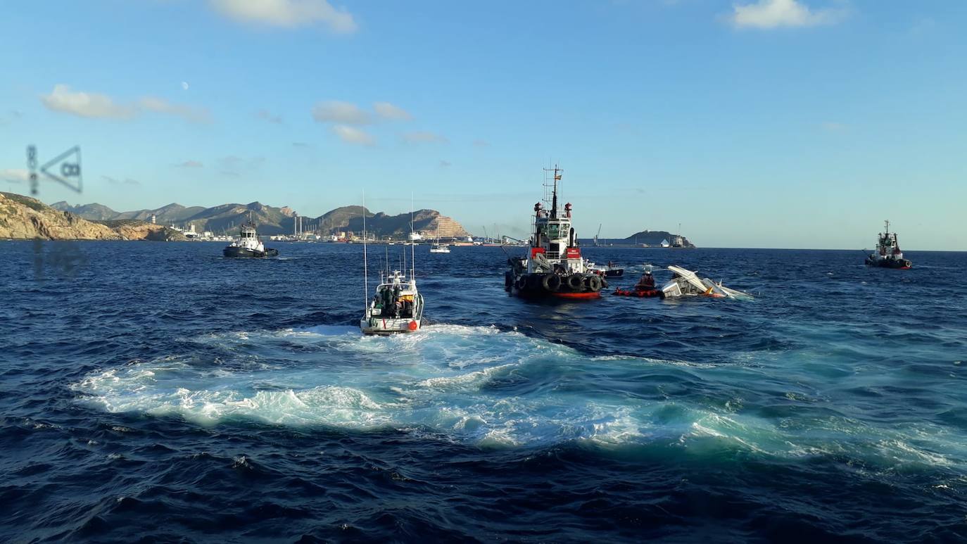 Fotos: El rescate de los tripulantes del catamarán hundido en Cartagena