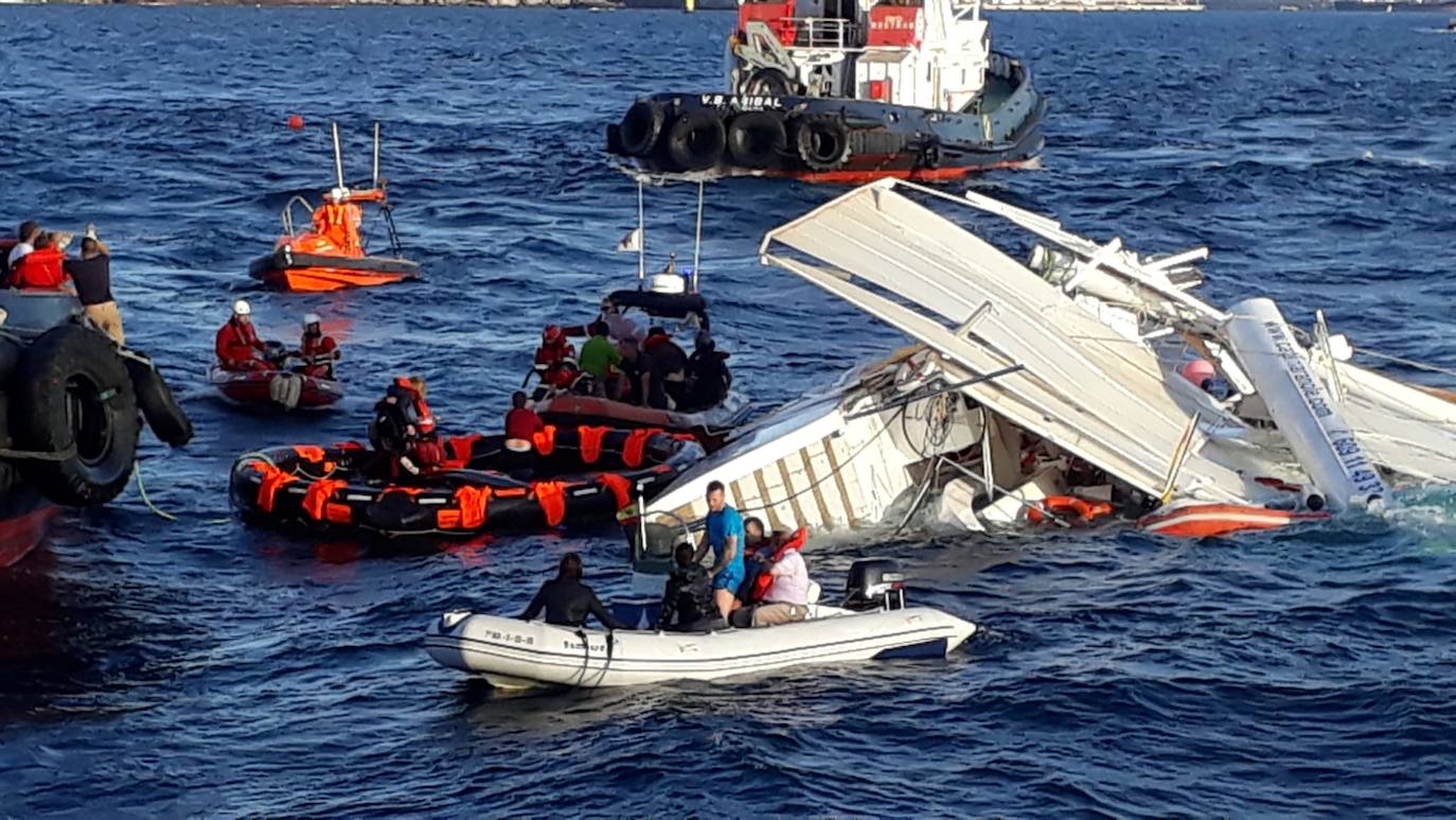 Fotos: El rescate de los tripulantes del catamarán hundido en Cartagena