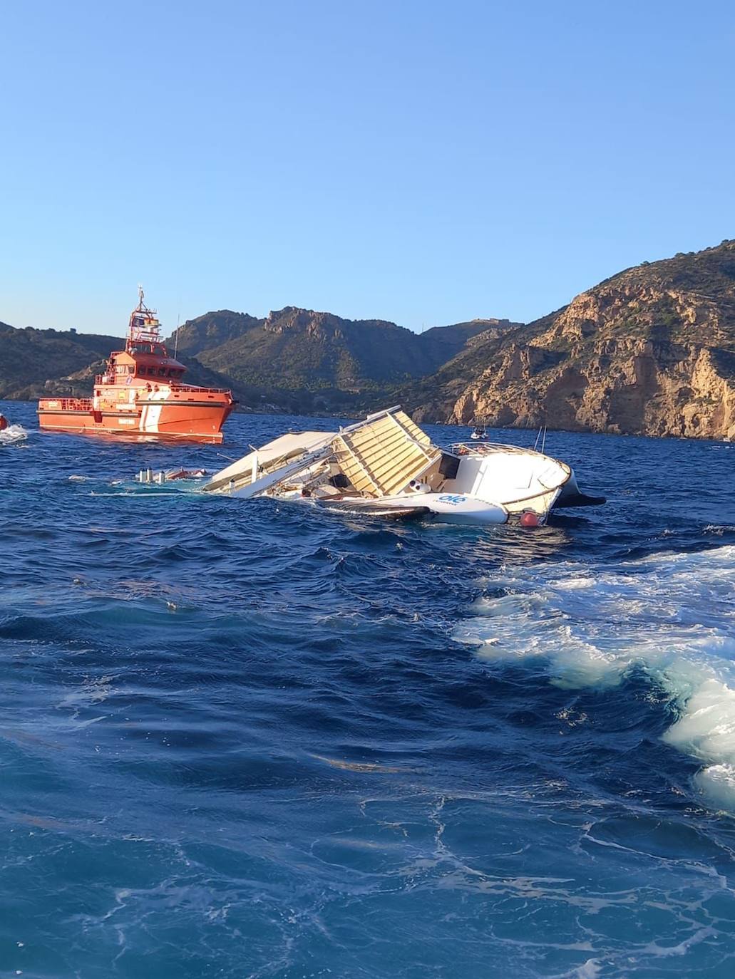 Fotos: El rescate de los tripulantes del catamarán hundido en Cartagena