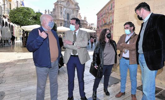 Rufino Garrido, José Antonio Serrano, Mercedes Nicolás, Miguel Mezquida y Ginés Ruiz, ayer. 