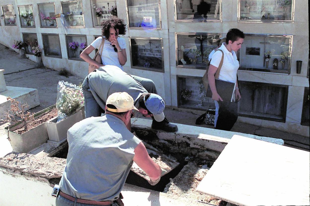 Apertura de una fosa en el cementerio de Los Remedios de Cartagena con los restos de 50 marineros republicanos fusilados, en 2002. 