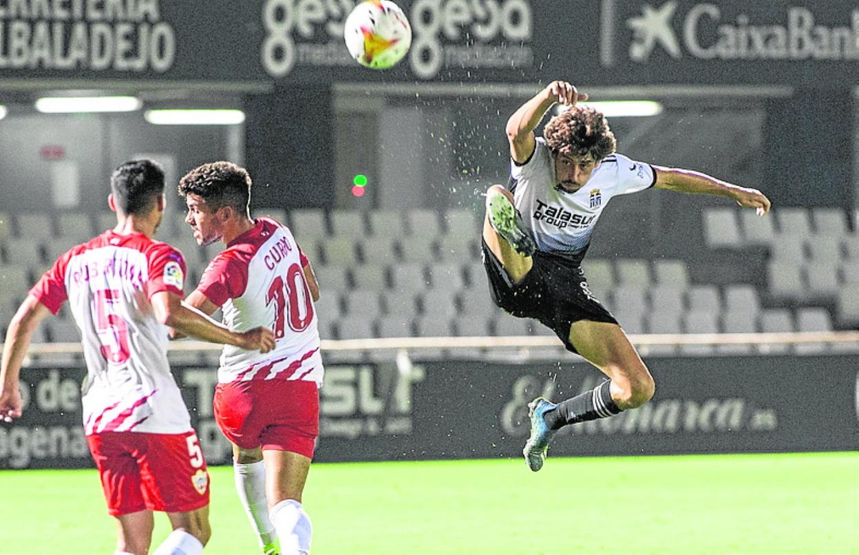 Delmás despeja el balón frente al Almería. 