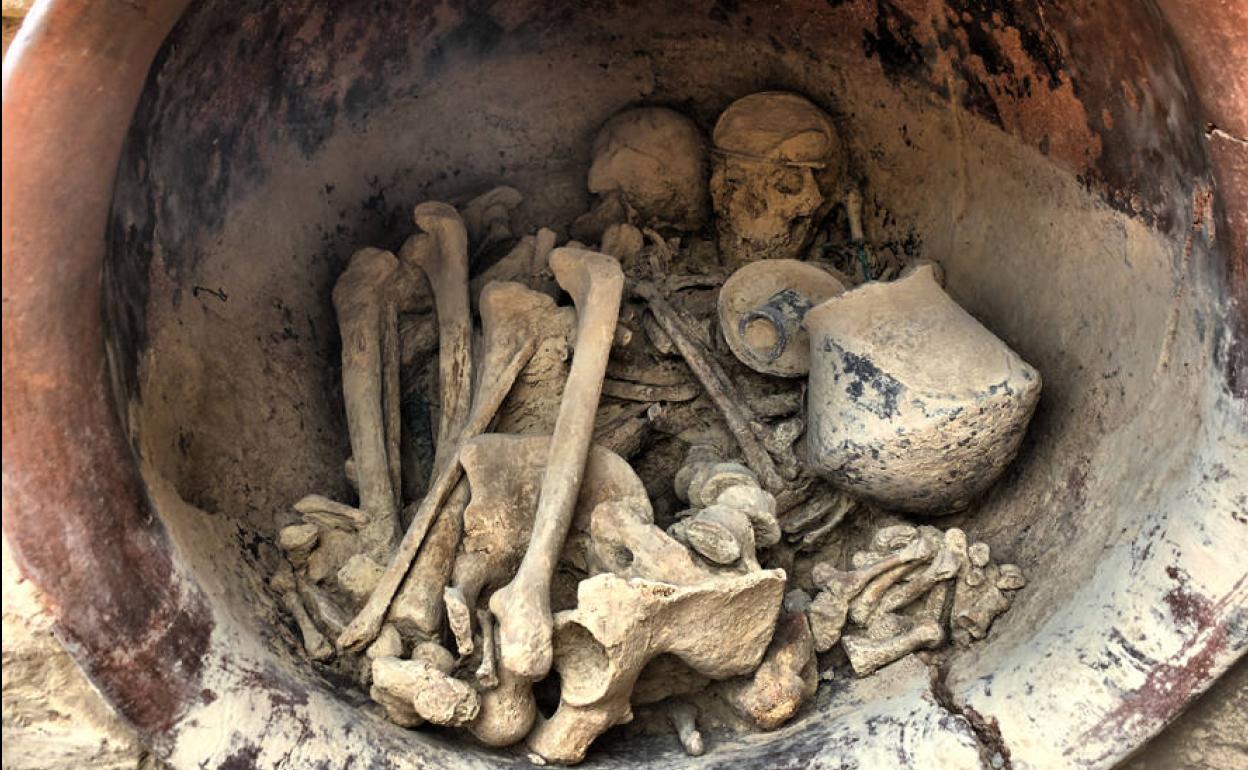Restos de dos esqueletos (mujer a la derecha y hombre a la izquierda) hallados en la tumba 38 de La Almoloya, en Pliego. 