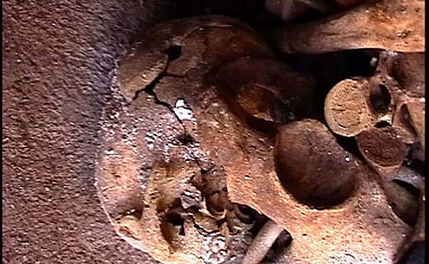 Uno de los cráneos hallados en 2002 con un agujero de bala .