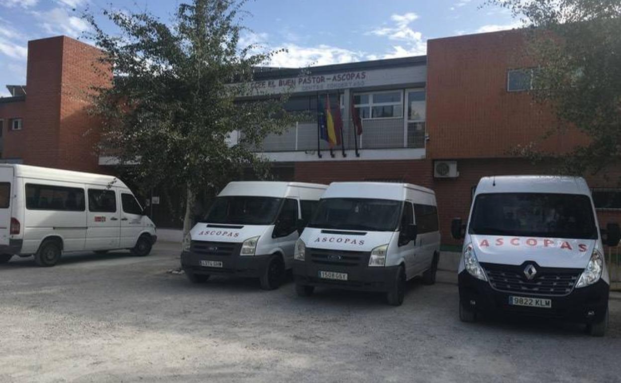 Vehículos de la Asociación Ascopas a las puertas del centro. 