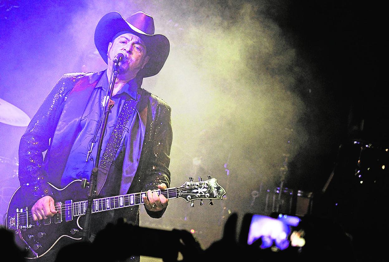 Carlos Sega- rra, guitarra y voz de Los Rebeldes. 