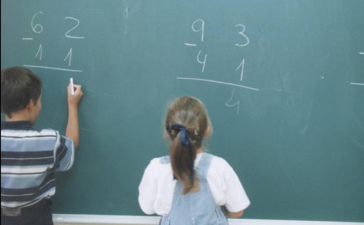 Dos alumnos en una clase de Matemáticas, en una foto de archivo.