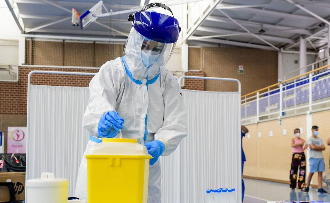 Una enfermera prepara test de coronavirus, en una foto de archivo.