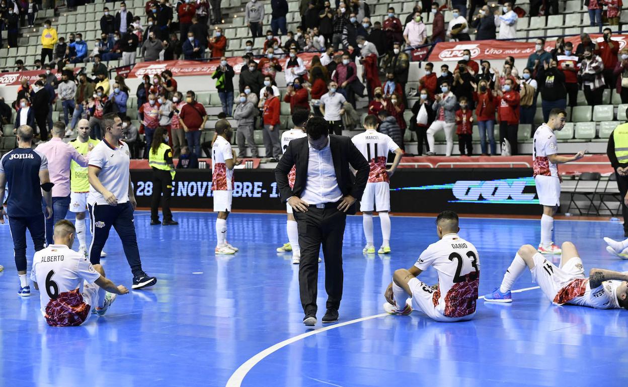 Giustozzi y sus jugadores se lamentan tras el final del partido.