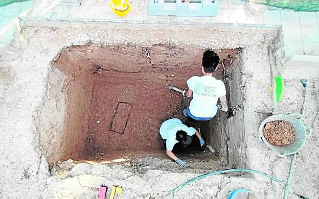Trabajos de excavación en la fosa 2 del cementerio municipal de Alicante. Las asociaciones de memoria histórica han pedido que no se difundan imágenes en las que aparezcan restos humanos. 
