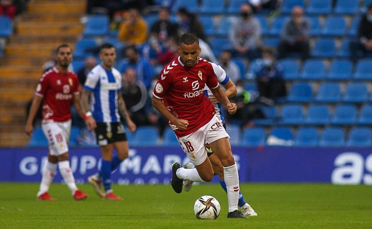 Pablo Ganet conduce el balón, este domingo durante el partido contra el Hércules.