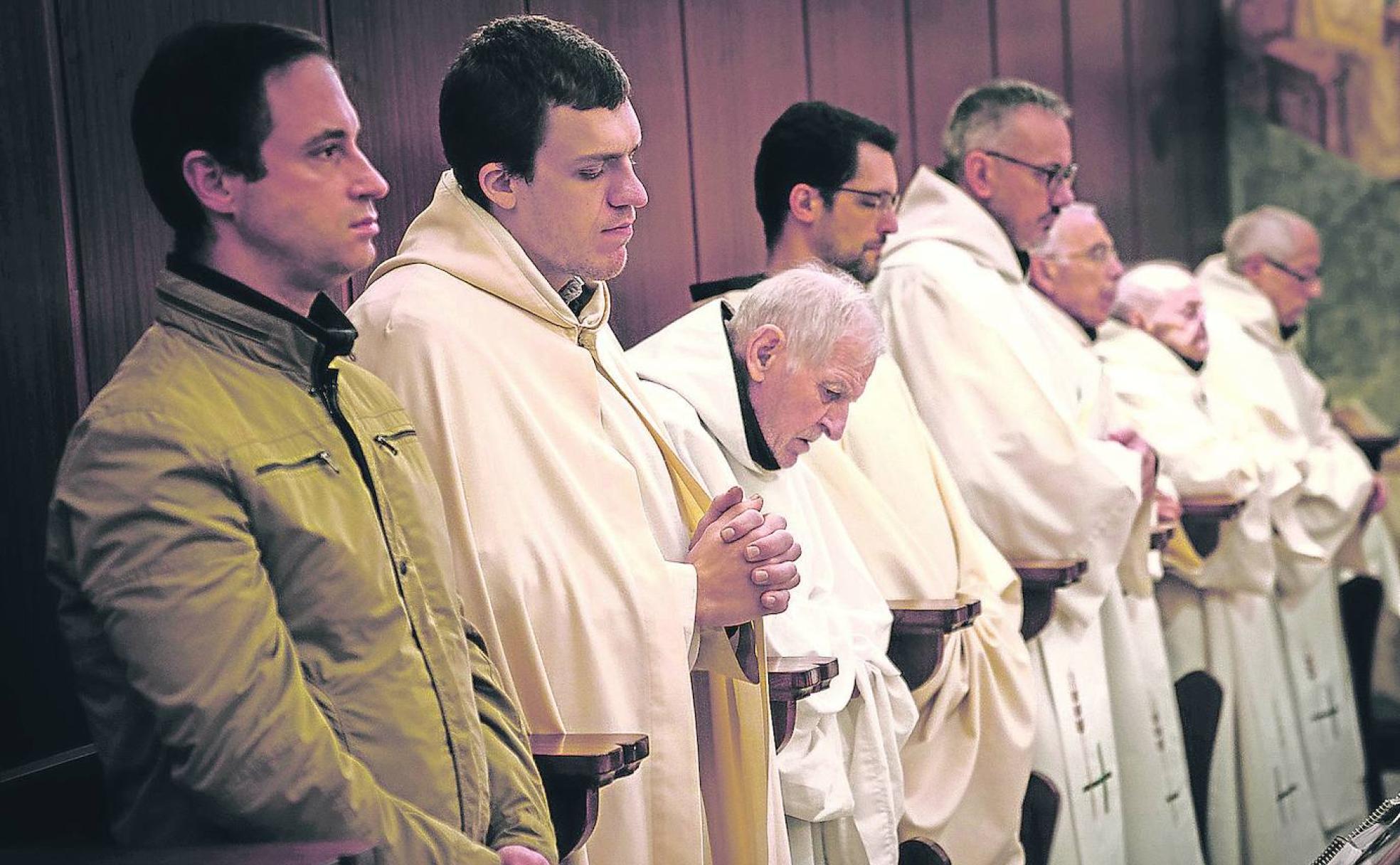 Monjes en el oratorio durante el oficio de Laúdes, el segundo de la jornada. Los dos primero por la izquierda son el postulante y un novicio.