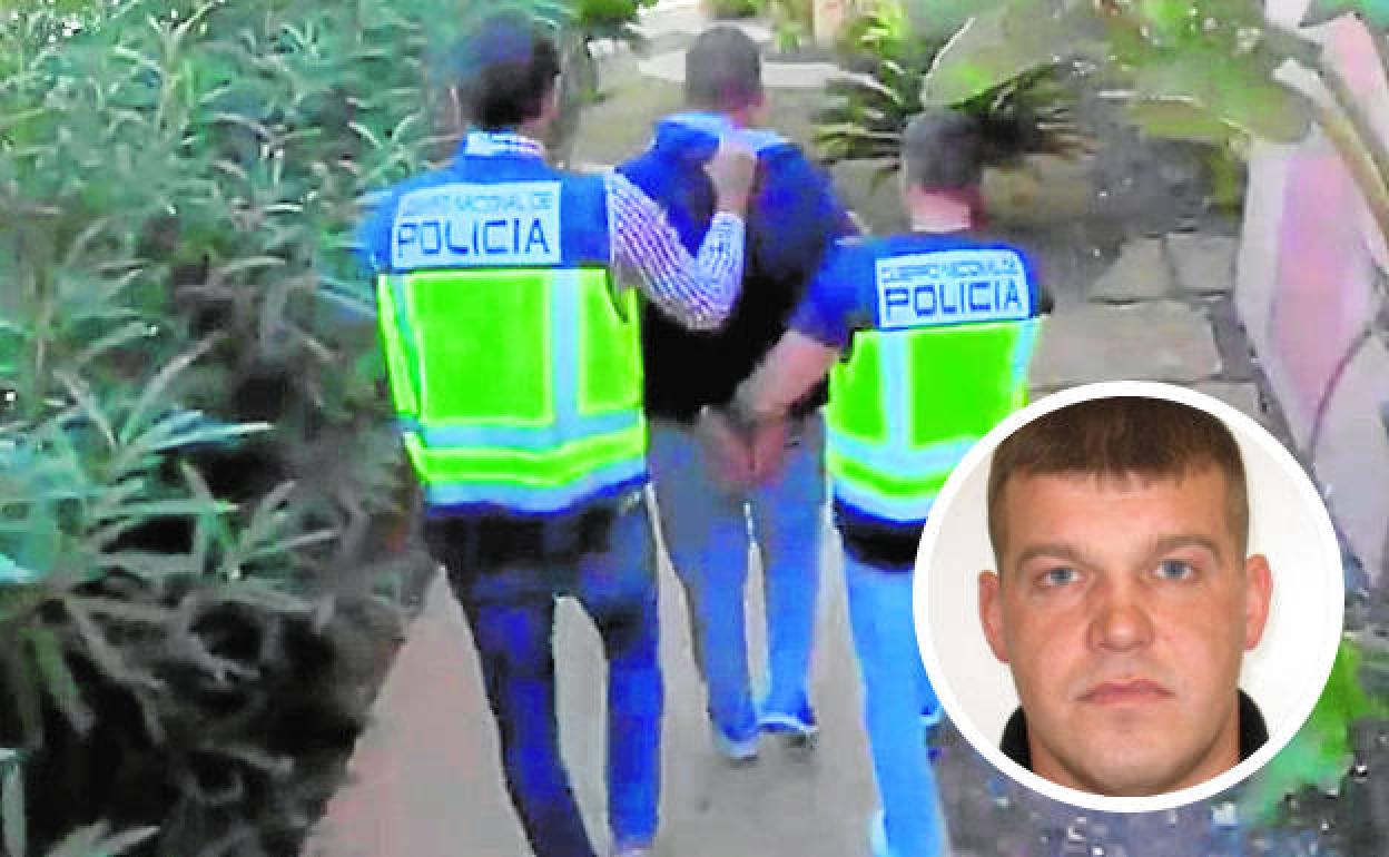 Dos agentes custodian al huido tras arrestrarlo en un complejo residencial de Torre Pacheco. En detalle, Gatis Zvinguli.