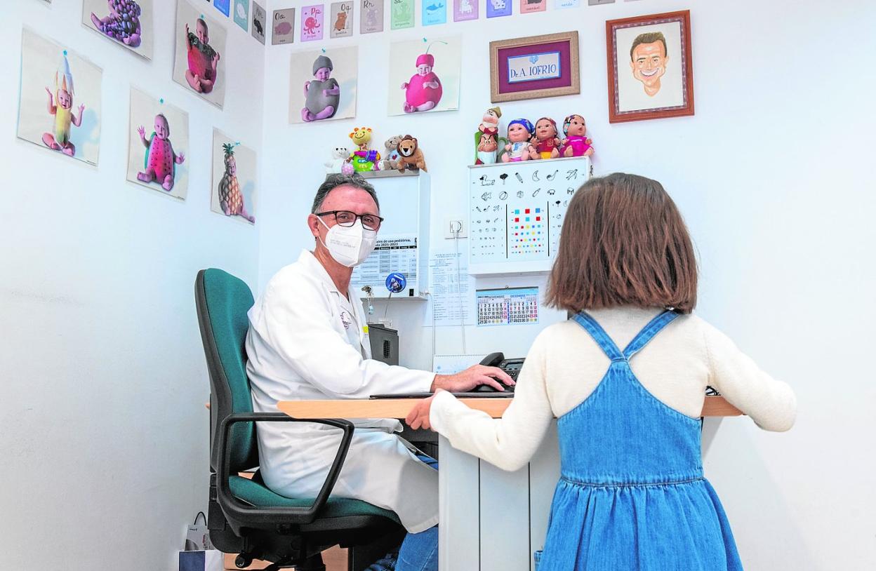 El pediatra Antonio Iofrío atiende a una niña en su consulta del centro de salud de El Ranero (Murcia). 