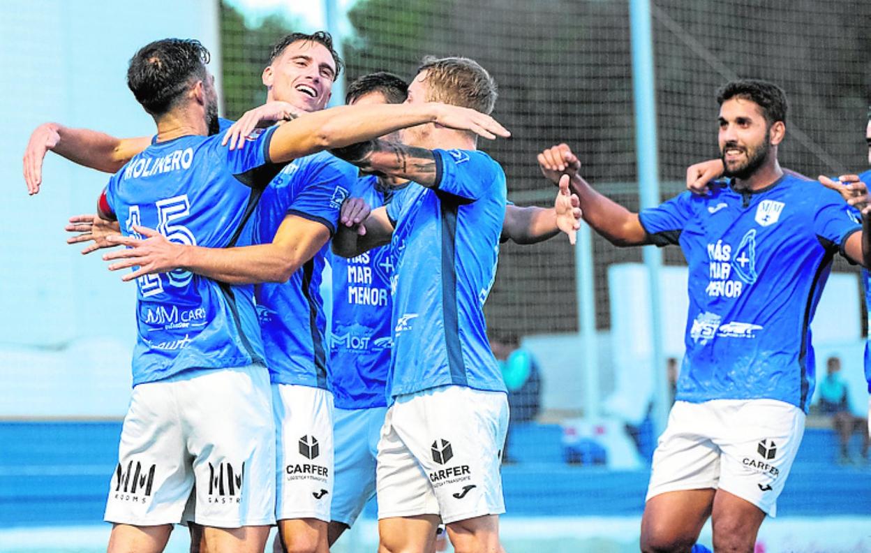 Molinero, autor del gol, es felicitado por sus compañeros. 