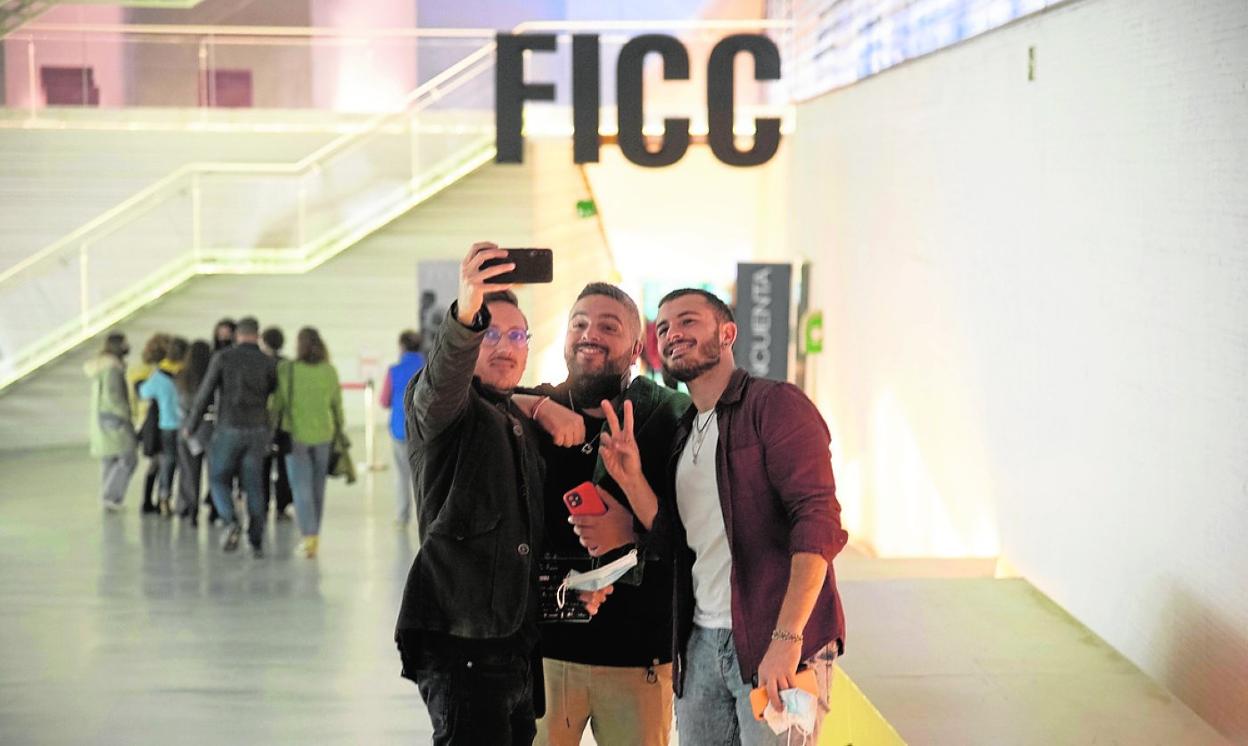 Tres asistentes a la jornada inaugural de ayer se hacen un selfi al acceder a El Batel. 