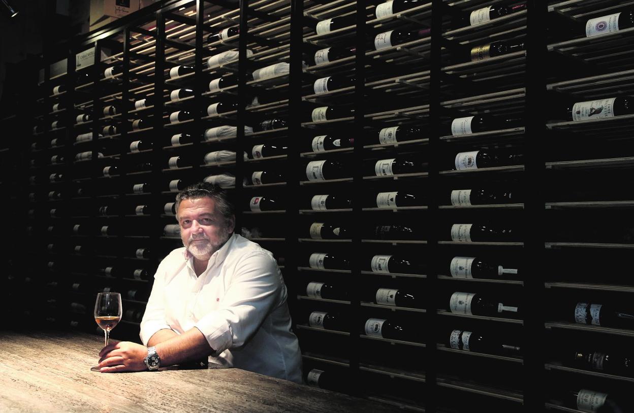 Andrés Maza, copropietario del bar de vinos tradicional Maza y Cerón de Murcia. 