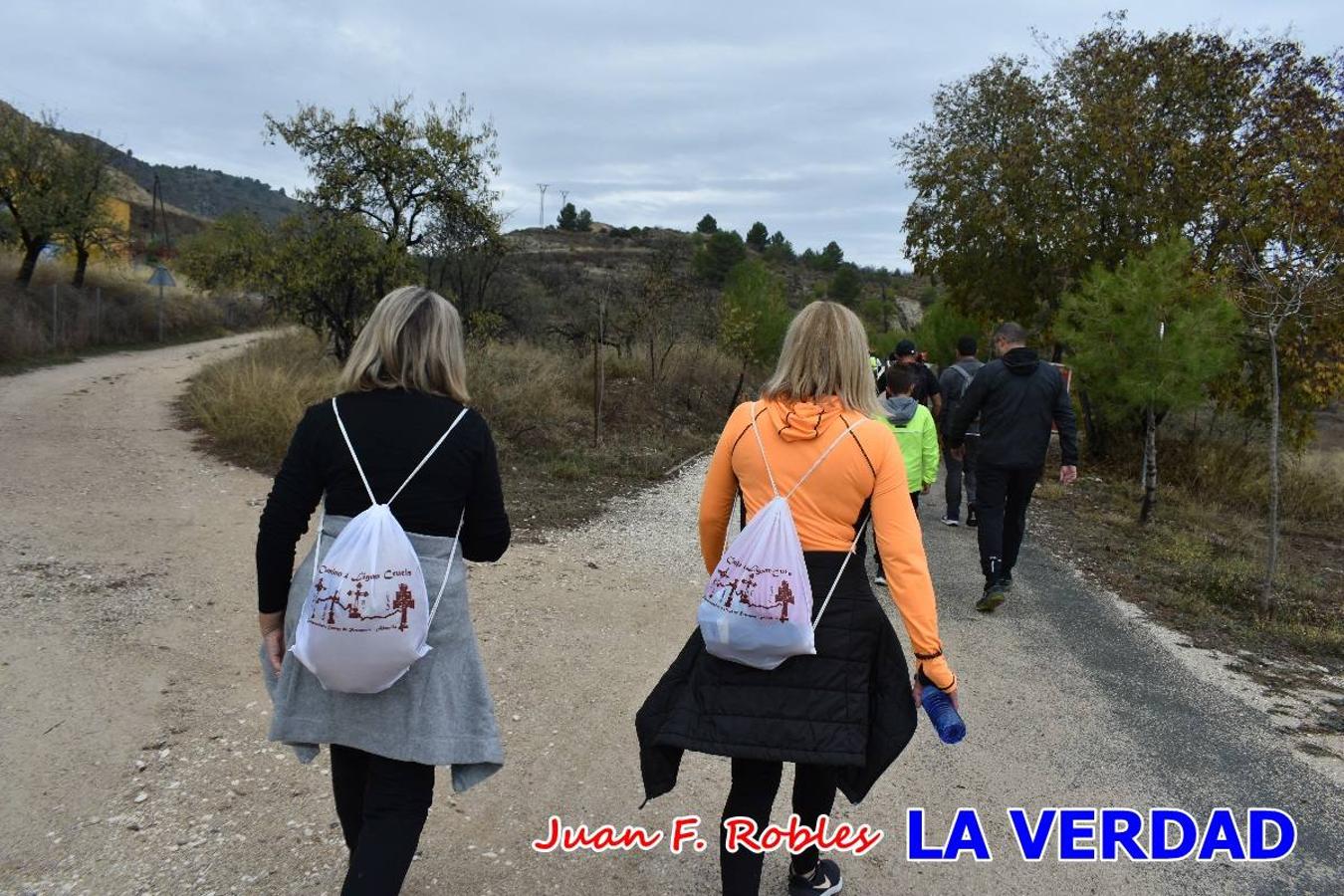 Unas 200 personas de Granja de Rocamora, Abanilla y Ulea finalizaron ayer el recorrido, a pide, de los 120 kilómetros que separan la localidad alicantina de Caravaca de la Cruz. Los cuatro municipios comparten la devoción a sendos Lignum Crucis que se veneran en cada una de las localidades. Ayer recorrieron la última etapa, desde Bullas hasta basílica de la Vera Cruz en una ceremonia oficiada por el rector, Emilio Sánchez, y en la que estuvieron presentes los representantes de las instituciones religiosas que organizaban la peregrinación y una representación de los ocho Ayuntamientos que atraviesa este camino.