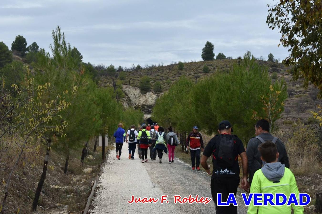 Unas 200 personas de Granja de Rocamora, Abanilla y Ulea finalizaron ayer el recorrido, a pide, de los 120 kilómetros que separan la localidad alicantina de Caravaca de la Cruz. Los cuatro municipios comparten la devoción a sendos Lignum Crucis que se veneran en cada una de las localidades. Ayer recorrieron la última etapa, desde Bullas hasta basílica de la Vera Cruz en una ceremonia oficiada por el rector, Emilio Sánchez, y en la que estuvieron presentes los representantes de las instituciones religiosas que organizaban la peregrinación y una representación de los ocho Ayuntamientos que atraviesa este camino.