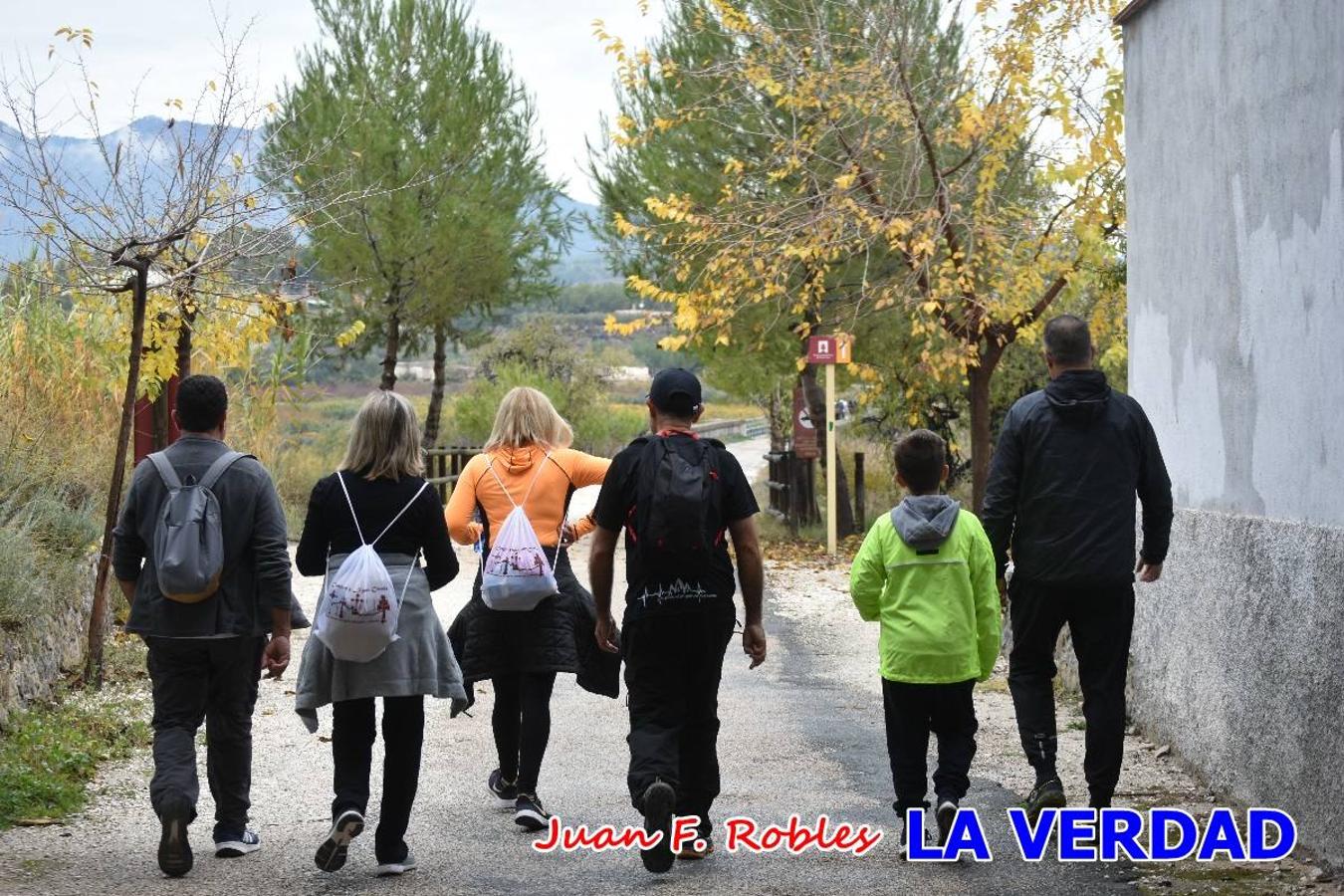 Unas 200 personas de Granja de Rocamora, Abanilla y Ulea finalizaron ayer el recorrido, a pide, de los 120 kilómetros que separan la localidad alicantina de Caravaca de la Cruz. Los cuatro municipios comparten la devoción a sendos Lignum Crucis que se veneran en cada una de las localidades. Ayer recorrieron la última etapa, desde Bullas hasta basílica de la Vera Cruz en una ceremonia oficiada por el rector, Emilio Sánchez, y en la que estuvieron presentes los representantes de las instituciones religiosas que organizaban la peregrinación y una representación de los ocho Ayuntamientos que atraviesa este camino.