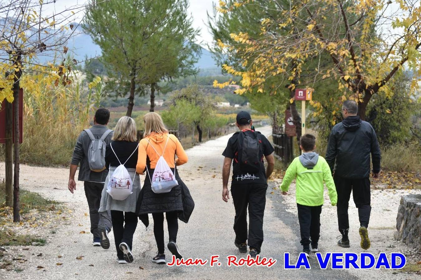 Unas 200 personas de Granja de Rocamora, Abanilla y Ulea finalizaron ayer el recorrido, a pide, de los 120 kilómetros que separan la localidad alicantina de Caravaca de la Cruz. Los cuatro municipios comparten la devoción a sendos Lignum Crucis que se veneran en cada una de las localidades. Ayer recorrieron la última etapa, desde Bullas hasta basílica de la Vera Cruz en una ceremonia oficiada por el rector, Emilio Sánchez, y en la que estuvieron presentes los representantes de las instituciones religiosas que organizaban la peregrinación y una representación de los ocho Ayuntamientos que atraviesa este camino.