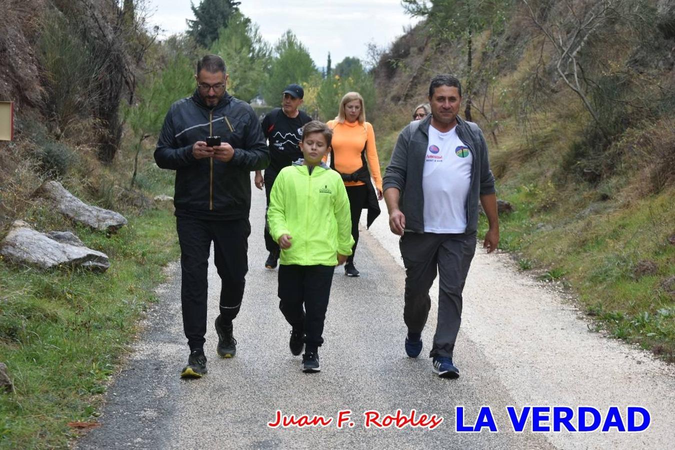 Unas 200 personas de Granja de Rocamora, Abanilla y Ulea finalizaron ayer el recorrido, a pide, de los 120 kilómetros que separan la localidad alicantina de Caravaca de la Cruz. Los cuatro municipios comparten la devoción a sendos Lignum Crucis que se veneran en cada una de las localidades. Ayer recorrieron la última etapa, desde Bullas hasta basílica de la Vera Cruz en una ceremonia oficiada por el rector, Emilio Sánchez, y en la que estuvieron presentes los representantes de las instituciones religiosas que organizaban la peregrinación y una representación de los ocho Ayuntamientos que atraviesa este camino.