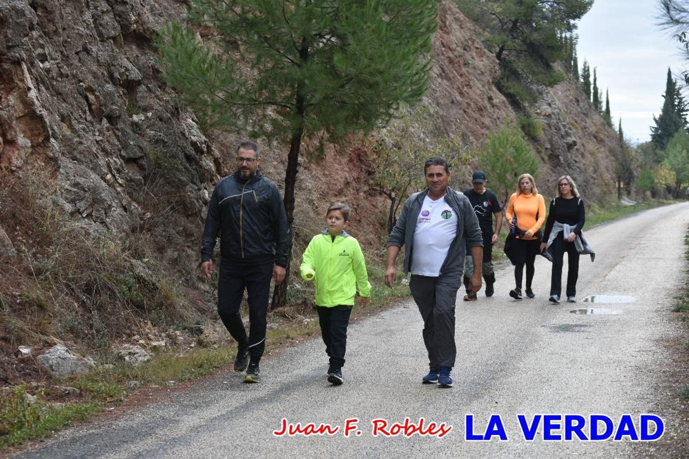 Unas 200 personas de Granja de Rocamora, Abanilla y Ulea finalizaron ayer el recorrido, a pide, de los 120 kilómetros que separan la localidad alicantina de Caravaca de la Cruz. Los cuatro municipios comparten la devoción a sendos Lignum Crucis que se veneran en cada una de las localidades. Ayer recorrieron la última etapa, desde Bullas hasta basílica de la Vera Cruz en una ceremonia oficiada por el rector, Emilio Sánchez, y en la que estuvieron presentes los representantes de las instituciones religiosas que organizaban la peregrinación y una representación de los ocho Ayuntamientos que atraviesa este camino.