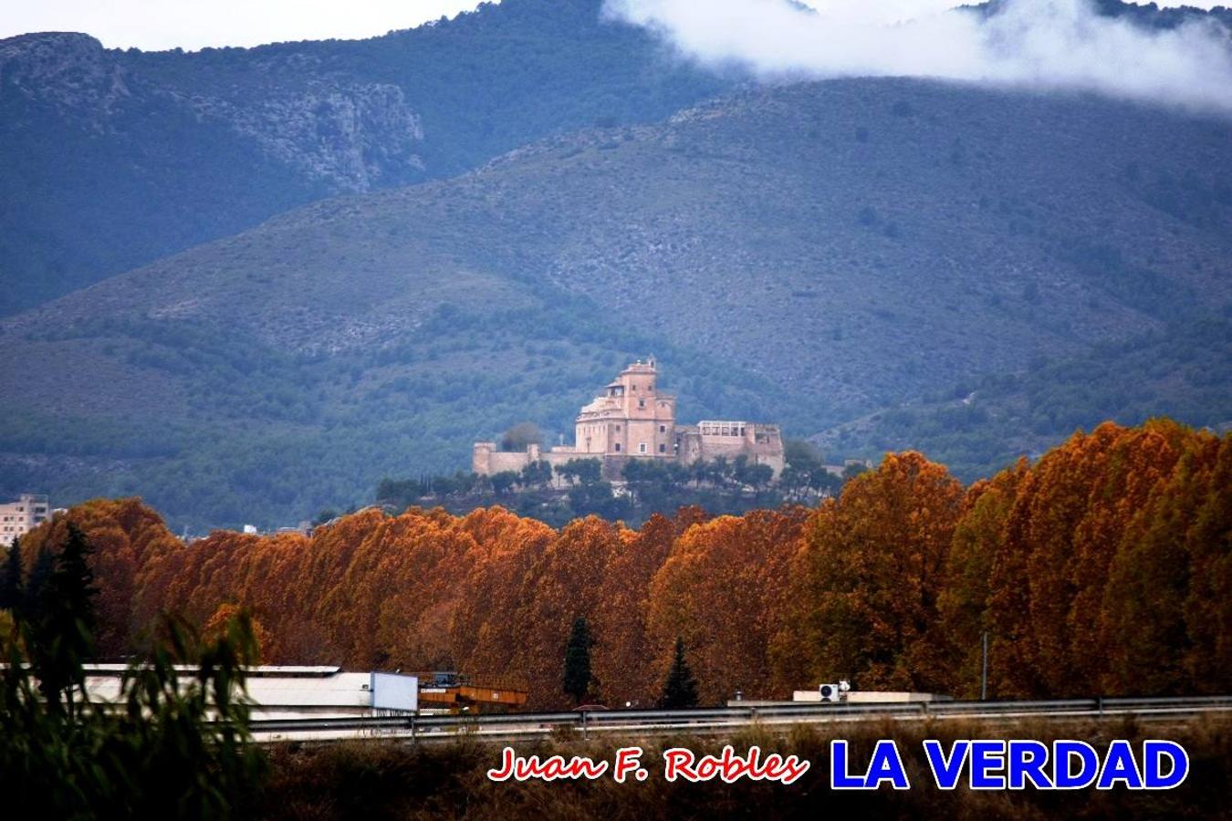 Unas 200 personas de Granja de Rocamora, Abanilla y Ulea finalizaron ayer el recorrido, a pide, de los 120 kilómetros que separan la localidad alicantina de Caravaca de la Cruz. Los cuatro municipios comparten la devoción a sendos Lignum Crucis que se veneran en cada una de las localidades. Ayer recorrieron la última etapa, desde Bullas hasta basílica de la Vera Cruz en una ceremonia oficiada por el rector, Emilio Sánchez, y en la que estuvieron presentes los representantes de las instituciones religiosas que organizaban la peregrinación y una representación de los ocho Ayuntamientos que atraviesa este camino.