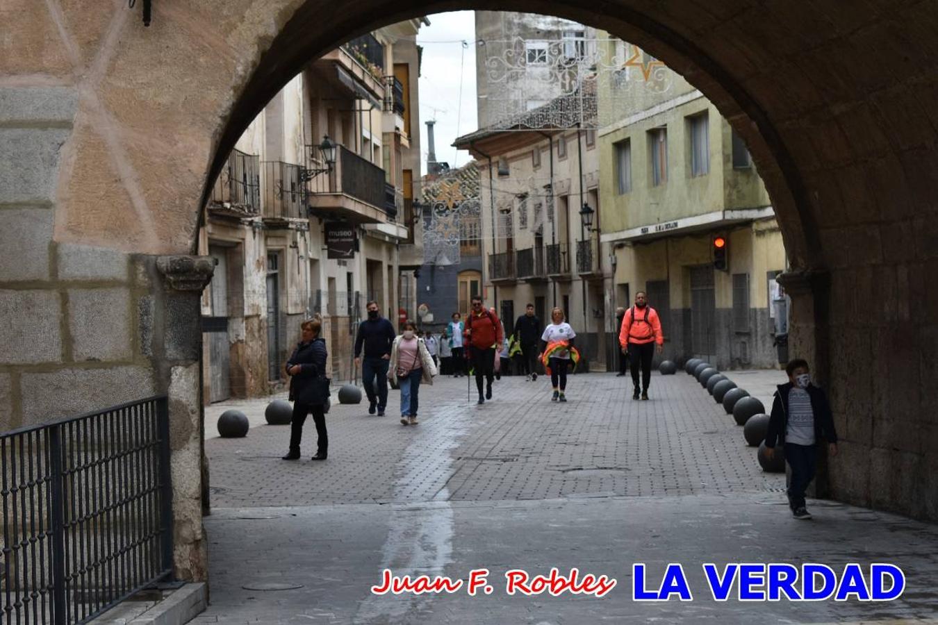 Unas 200 personas de Granja de Rocamora, Abanilla y Ulea finalizaron ayer el recorrido, a pide, de los 120 kilómetros que separan la localidad alicantina de Caravaca de la Cruz. Los cuatro municipios comparten la devoción a sendos Lignum Crucis que se veneran en cada una de las localidades. Ayer recorrieron la última etapa, desde Bullas hasta basílica de la Vera Cruz en una ceremonia oficiada por el rector, Emilio Sánchez, y en la que estuvieron presentes los representantes de las instituciones religiosas que organizaban la peregrinación y una representación de los ocho Ayuntamientos que atraviesa este camino.