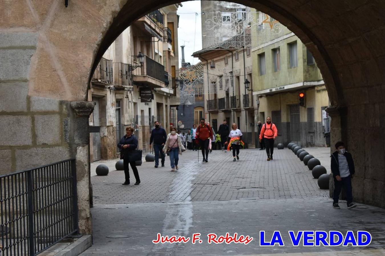 Unas 200 personas de Granja de Rocamora, Abanilla y Ulea finalizaron ayer el recorrido, a pide, de los 120 kilómetros que separan la localidad alicantina de Caravaca de la Cruz. Los cuatro municipios comparten la devoción a sendos Lignum Crucis que se veneran en cada una de las localidades. Ayer recorrieron la última etapa, desde Bullas hasta basílica de la Vera Cruz en una ceremonia oficiada por el rector, Emilio Sánchez, y en la que estuvieron presentes los representantes de las instituciones religiosas que organizaban la peregrinación y una representación de los ocho Ayuntamientos que atraviesa este camino.