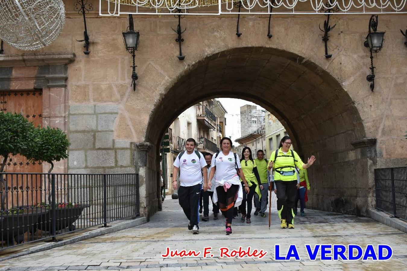 Unas 200 personas de Granja de Rocamora, Abanilla y Ulea finalizaron ayer el recorrido, a pide, de los 120 kilómetros que separan la localidad alicantina de Caravaca de la Cruz. Los cuatro municipios comparten la devoción a sendos Lignum Crucis que se veneran en cada una de las localidades. Ayer recorrieron la última etapa, desde Bullas hasta basílica de la Vera Cruz en una ceremonia oficiada por el rector, Emilio Sánchez, y en la que estuvieron presentes los representantes de las instituciones religiosas que organizaban la peregrinación y una representación de los ocho Ayuntamientos que atraviesa este camino.