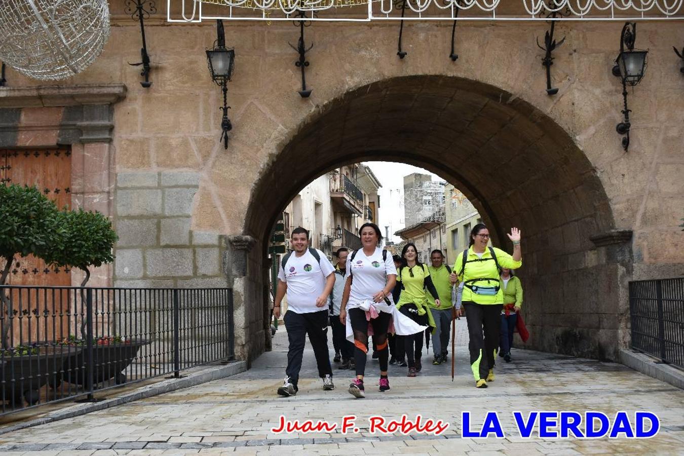 Unas 200 personas de Granja de Rocamora, Abanilla y Ulea finalizaron ayer el recorrido, a pide, de los 120 kilómetros que separan la localidad alicantina de Caravaca de la Cruz. Los cuatro municipios comparten la devoción a sendos Lignum Crucis que se veneran en cada una de las localidades. Ayer recorrieron la última etapa, desde Bullas hasta basílica de la Vera Cruz en una ceremonia oficiada por el rector, Emilio Sánchez, y en la que estuvieron presentes los representantes de las instituciones religiosas que organizaban la peregrinación y una representación de los ocho Ayuntamientos que atraviesa este camino.