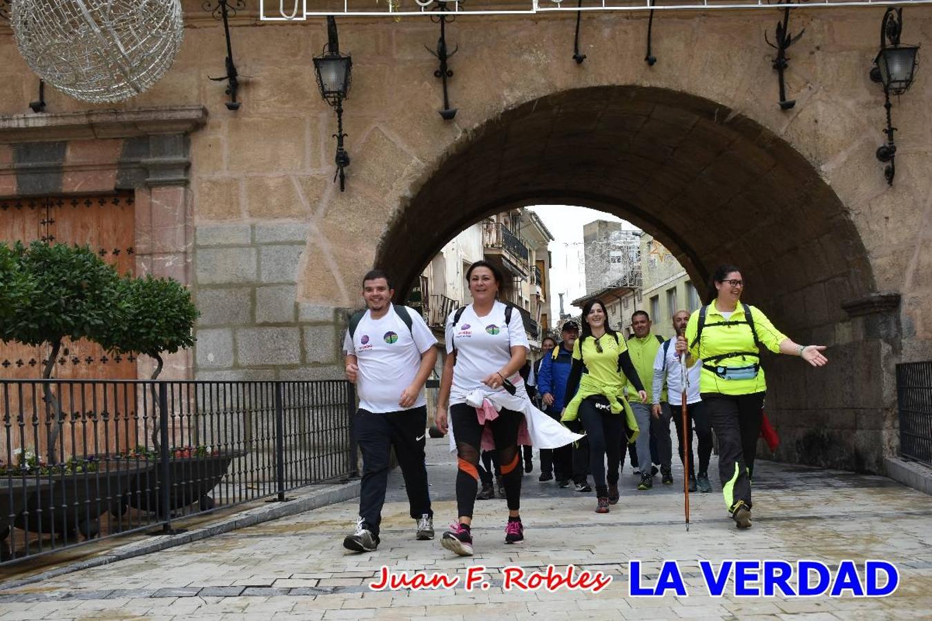 Unas 200 personas de Granja de Rocamora, Abanilla y Ulea finalizaron ayer el recorrido, a pide, de los 120 kilómetros que separan la localidad alicantina de Caravaca de la Cruz. Los cuatro municipios comparten la devoción a sendos Lignum Crucis que se veneran en cada una de las localidades. Ayer recorrieron la última etapa, desde Bullas hasta basílica de la Vera Cruz en una ceremonia oficiada por el rector, Emilio Sánchez, y en la que estuvieron presentes los representantes de las instituciones religiosas que organizaban la peregrinación y una representación de los ocho Ayuntamientos que atraviesa este camino.