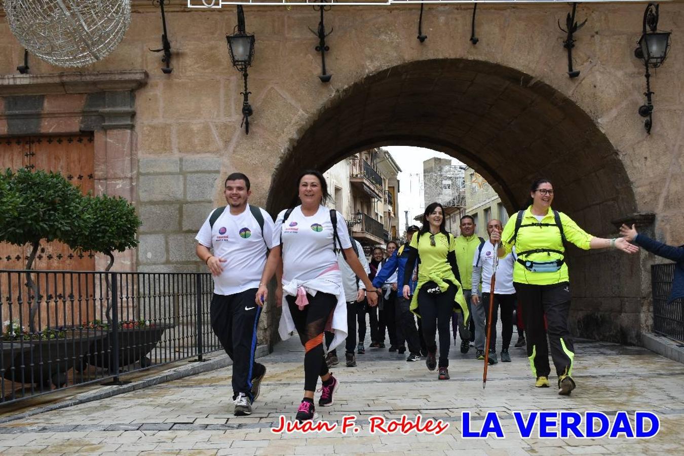 Unas 200 personas de Granja de Rocamora, Abanilla y Ulea finalizaron ayer el recorrido, a pide, de los 120 kilómetros que separan la localidad alicantina de Caravaca de la Cruz. Los cuatro municipios comparten la devoción a sendos Lignum Crucis que se veneran en cada una de las localidades. Ayer recorrieron la última etapa, desde Bullas hasta basílica de la Vera Cruz en una ceremonia oficiada por el rector, Emilio Sánchez, y en la que estuvieron presentes los representantes de las instituciones religiosas que organizaban la peregrinación y una representación de los ocho Ayuntamientos que atraviesa este camino.