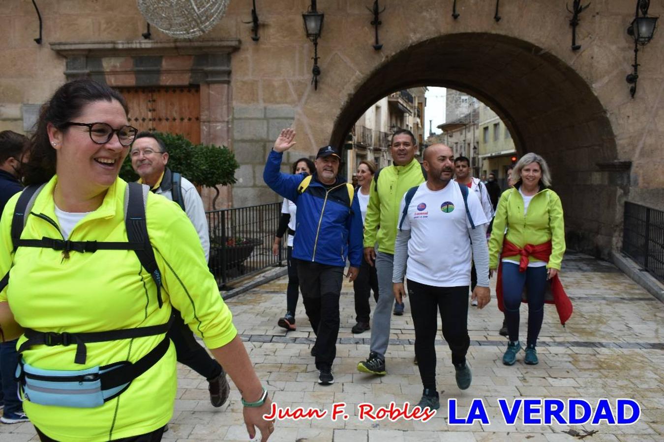 Unas 200 personas de Granja de Rocamora, Abanilla y Ulea finalizaron ayer el recorrido, a pide, de los 120 kilómetros que separan la localidad alicantina de Caravaca de la Cruz. Los cuatro municipios comparten la devoción a sendos Lignum Crucis que se veneran en cada una de las localidades. Ayer recorrieron la última etapa, desde Bullas hasta basílica de la Vera Cruz en una ceremonia oficiada por el rector, Emilio Sánchez, y en la que estuvieron presentes los representantes de las instituciones religiosas que organizaban la peregrinación y una representación de los ocho Ayuntamientos que atraviesa este camino.