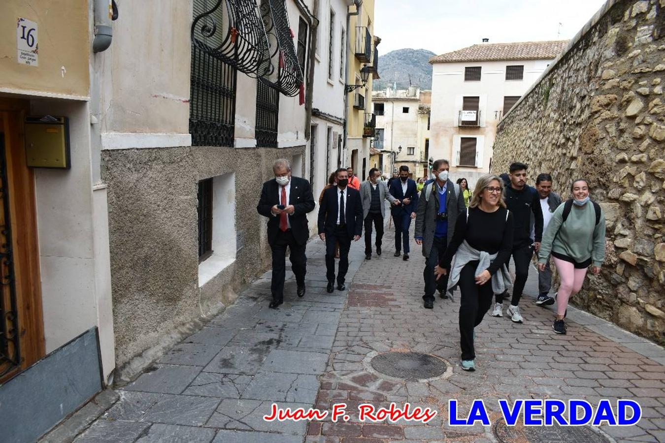 Unas 200 personas de Granja de Rocamora, Abanilla y Ulea finalizaron ayer el recorrido, a pide, de los 120 kilómetros que separan la localidad alicantina de Caravaca de la Cruz. Los cuatro municipios comparten la devoción a sendos Lignum Crucis que se veneran en cada una de las localidades. Ayer recorrieron la última etapa, desde Bullas hasta basílica de la Vera Cruz en una ceremonia oficiada por el rector, Emilio Sánchez, y en la que estuvieron presentes los representantes de las instituciones religiosas que organizaban la peregrinación y una representación de los ocho Ayuntamientos que atraviesa este camino.