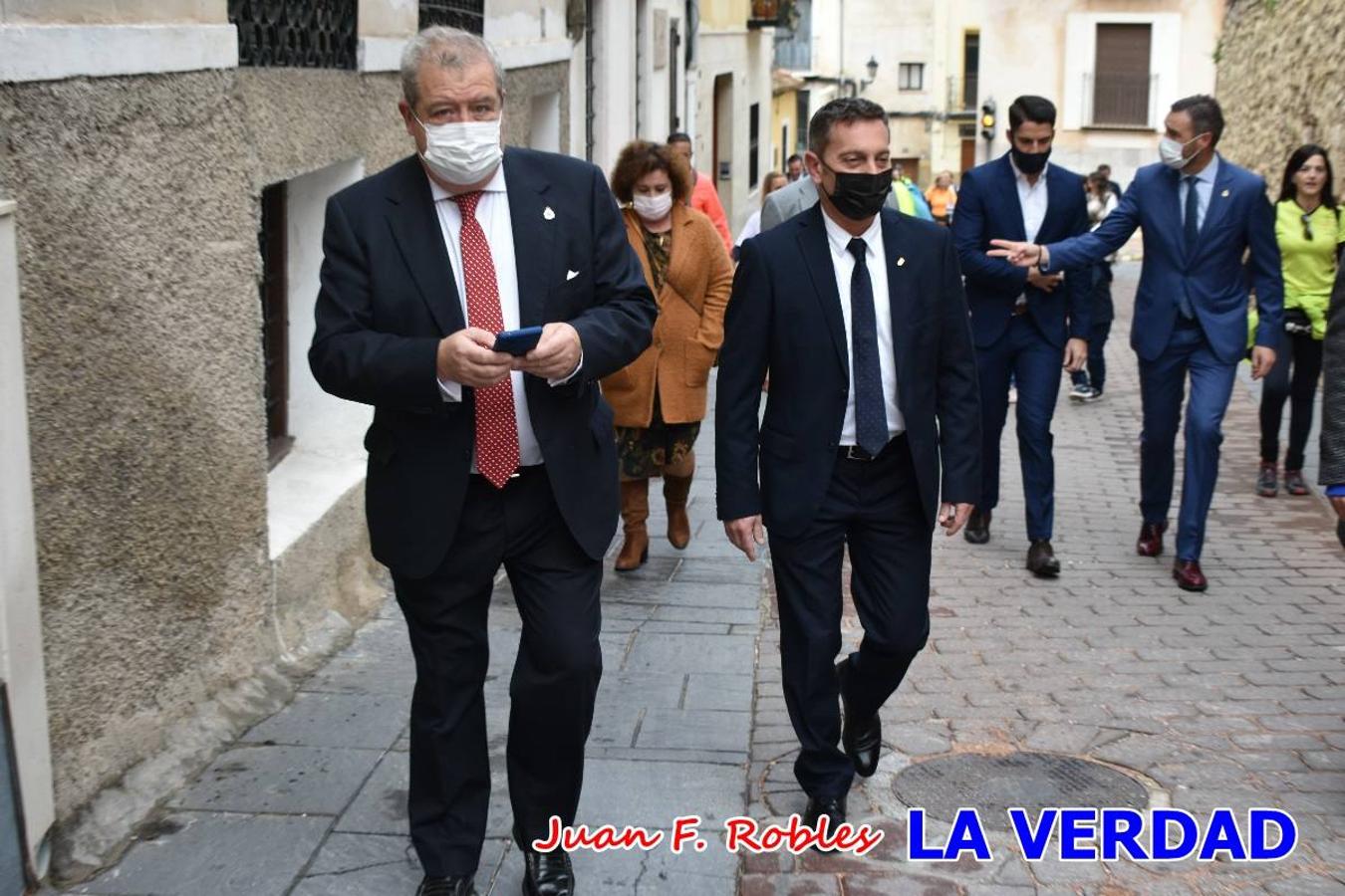 Unas 200 personas de Granja de Rocamora, Abanilla y Ulea finalizaron ayer el recorrido, a pide, de los 120 kilómetros que separan la localidad alicantina de Caravaca de la Cruz. Los cuatro municipios comparten la devoción a sendos Lignum Crucis que se veneran en cada una de las localidades. Ayer recorrieron la última etapa, desde Bullas hasta basílica de la Vera Cruz en una ceremonia oficiada por el rector, Emilio Sánchez, y en la que estuvieron presentes los representantes de las instituciones religiosas que organizaban la peregrinación y una representación de los ocho Ayuntamientos que atraviesa este camino.