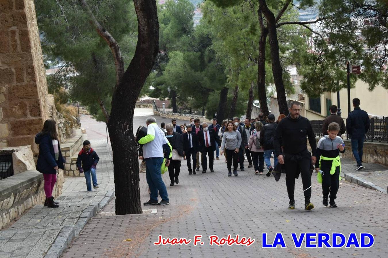 Unas 200 personas de Granja de Rocamora, Abanilla y Ulea finalizaron ayer el recorrido, a pide, de los 120 kilómetros que separan la localidad alicantina de Caravaca de la Cruz. Los cuatro municipios comparten la devoción a sendos Lignum Crucis que se veneran en cada una de las localidades. Ayer recorrieron la última etapa, desde Bullas hasta basílica de la Vera Cruz en una ceremonia oficiada por el rector, Emilio Sánchez, y en la que estuvieron presentes los representantes de las instituciones religiosas que organizaban la peregrinación y una representación de los ocho Ayuntamientos que atraviesa este camino.