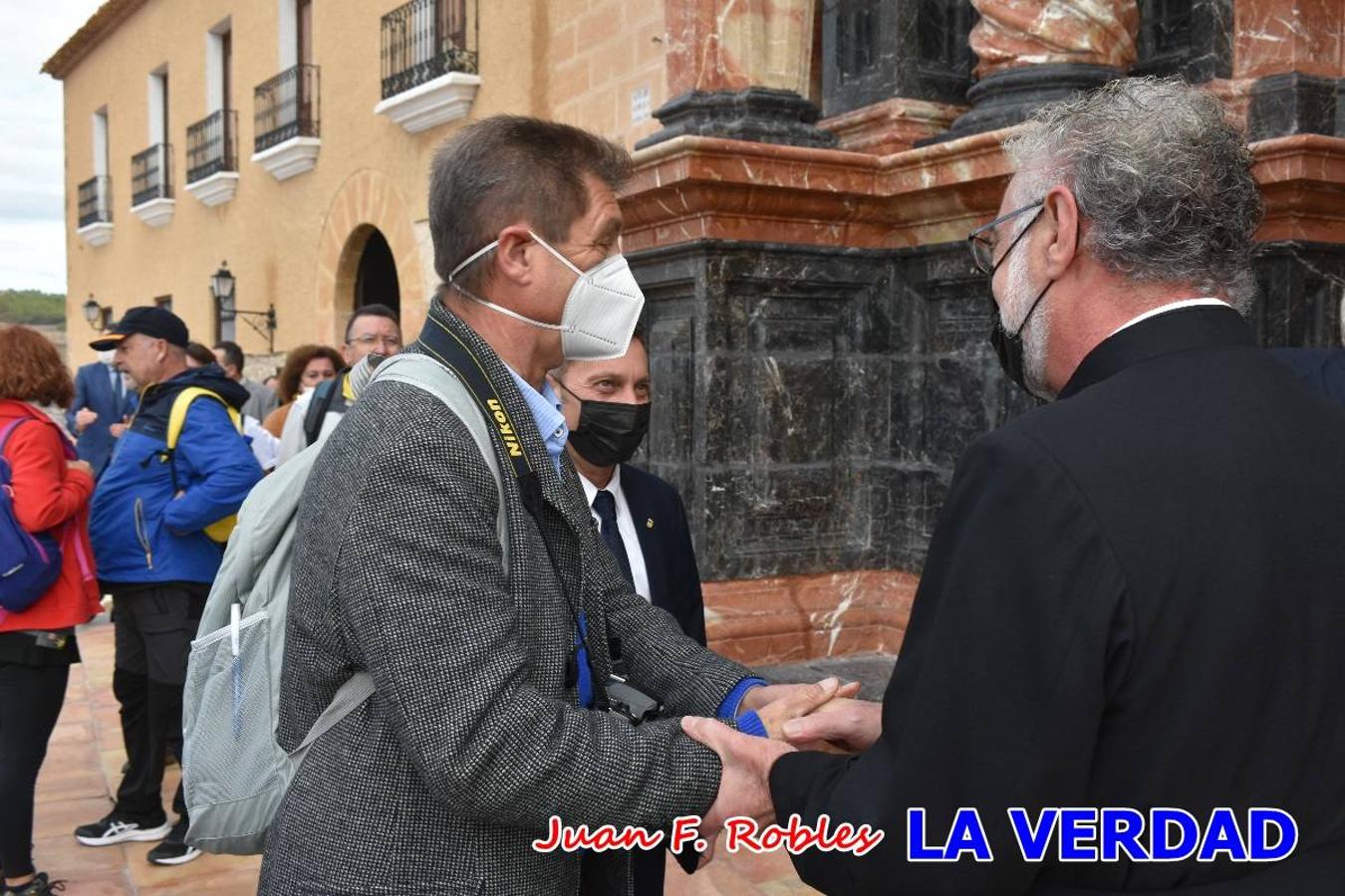 Unas 200 personas de Granja de Rocamora, Abanilla y Ulea finalizaron ayer el recorrido, a pide, de los 120 kilómetros que separan la localidad alicantina de Caravaca de la Cruz. Los cuatro municipios comparten la devoción a sendos Lignum Crucis que se veneran en cada una de las localidades. Ayer recorrieron la última etapa, desde Bullas hasta basílica de la Vera Cruz en una ceremonia oficiada por el rector, Emilio Sánchez, y en la que estuvieron presentes los representantes de las instituciones religiosas que organizaban la peregrinación y una representación de los ocho Ayuntamientos que atraviesa este camino.