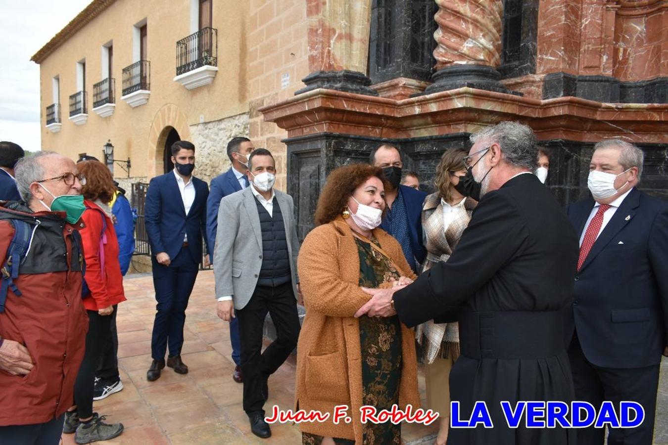 Unas 200 personas de Granja de Rocamora, Abanilla y Ulea finalizaron ayer el recorrido, a pide, de los 120 kilómetros que separan la localidad alicantina de Caravaca de la Cruz. Los cuatro municipios comparten la devoción a sendos Lignum Crucis que se veneran en cada una de las localidades. Ayer recorrieron la última etapa, desde Bullas hasta basílica de la Vera Cruz en una ceremonia oficiada por el rector, Emilio Sánchez, y en la que estuvieron presentes los representantes de las instituciones religiosas que organizaban la peregrinación y una representación de los ocho Ayuntamientos que atraviesa este camino.