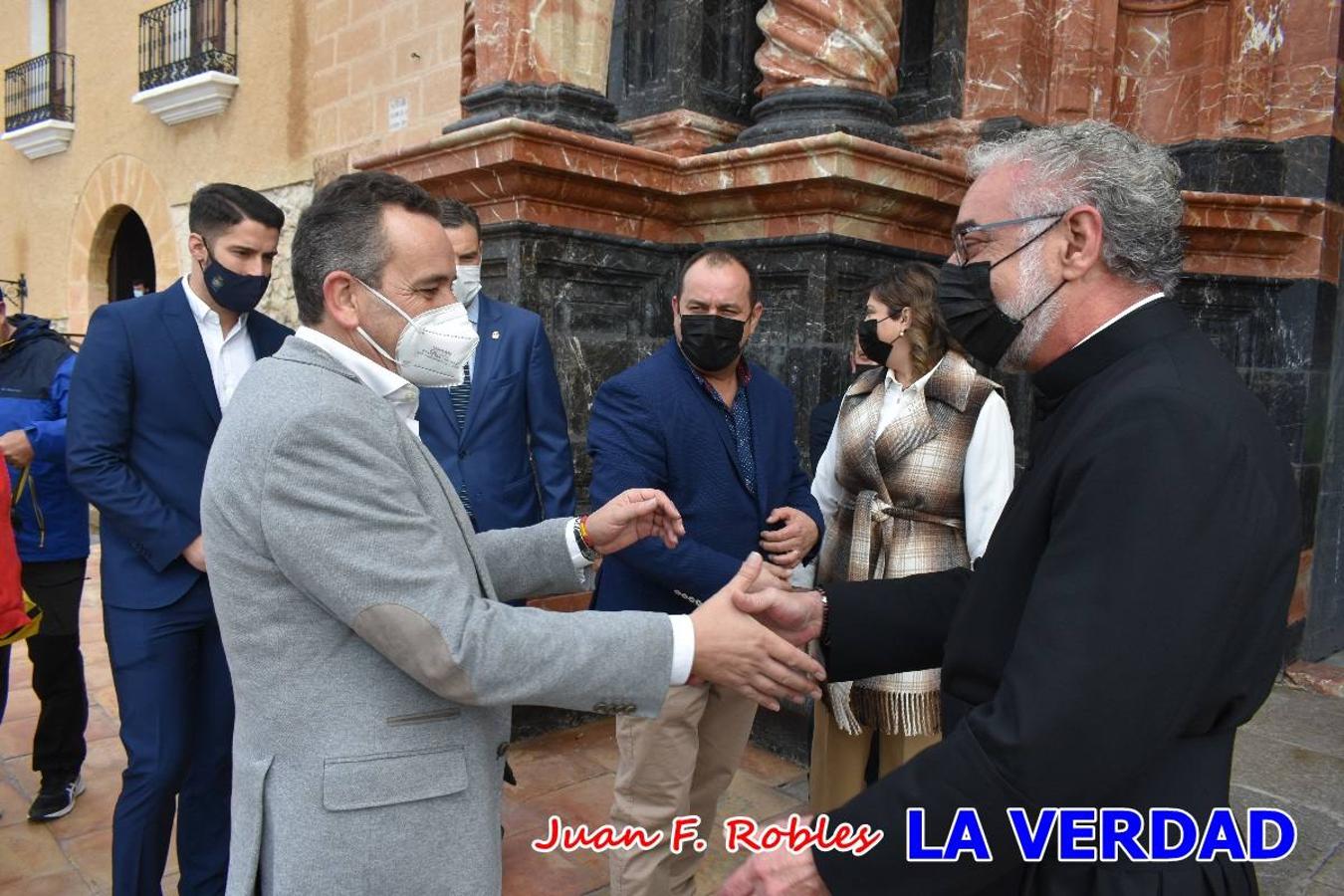 Unas 200 personas de Granja de Rocamora, Abanilla y Ulea finalizaron ayer el recorrido, a pide, de los 120 kilómetros que separan la localidad alicantina de Caravaca de la Cruz. Los cuatro municipios comparten la devoción a sendos Lignum Crucis que se veneran en cada una de las localidades. Ayer recorrieron la última etapa, desde Bullas hasta basílica de la Vera Cruz en una ceremonia oficiada por el rector, Emilio Sánchez, y en la que estuvieron presentes los representantes de las instituciones religiosas que organizaban la peregrinación y una representación de los ocho Ayuntamientos que atraviesa este camino.