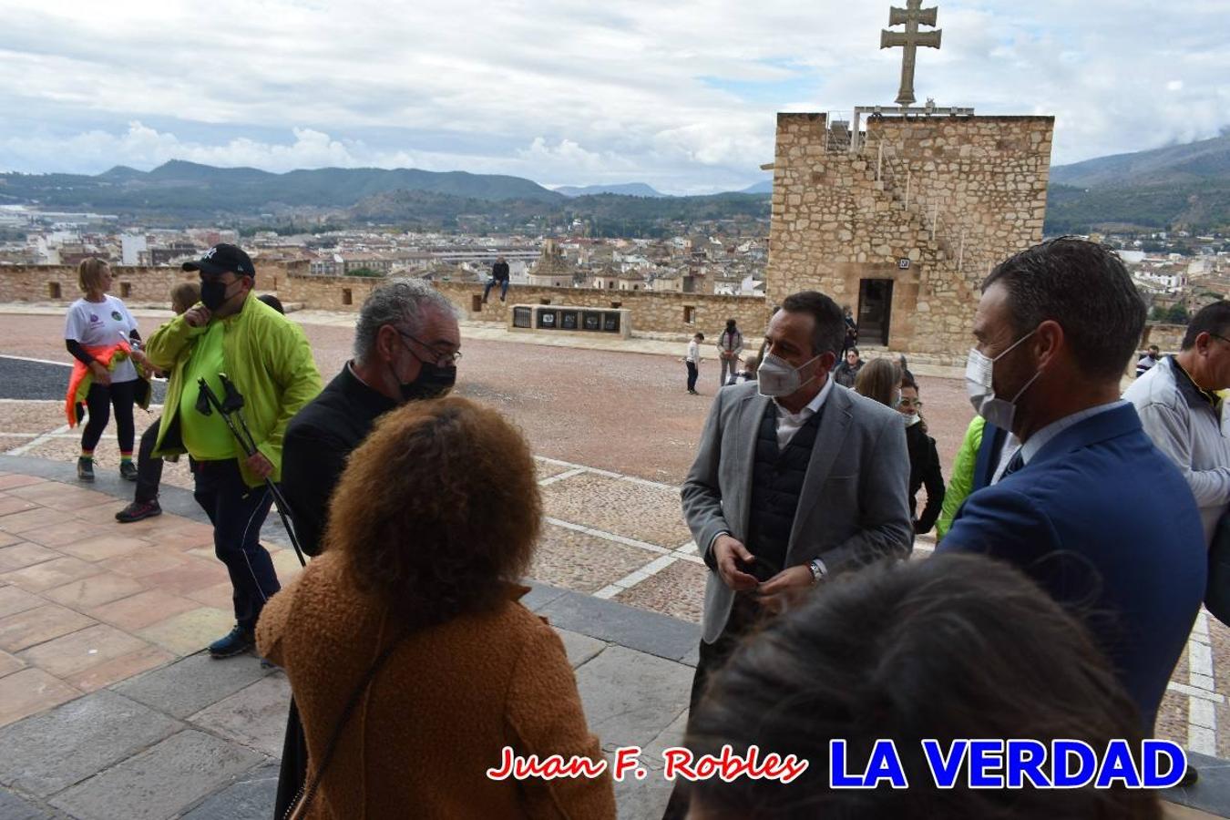 Unas 200 personas de Granja de Rocamora, Abanilla y Ulea finalizaron ayer el recorrido, a pide, de los 120 kilómetros que separan la localidad alicantina de Caravaca de la Cruz. Los cuatro municipios comparten la devoción a sendos Lignum Crucis que se veneran en cada una de las localidades. Ayer recorrieron la última etapa, desde Bullas hasta basílica de la Vera Cruz en una ceremonia oficiada por el rector, Emilio Sánchez, y en la que estuvieron presentes los representantes de las instituciones religiosas que organizaban la peregrinación y una representación de los ocho Ayuntamientos que atraviesa este camino.