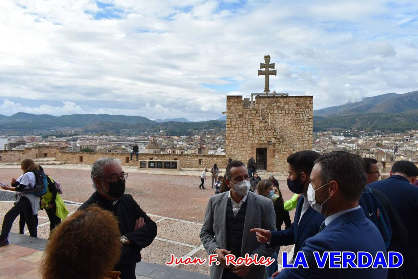 Unas 200 personas de Granja de Rocamora, Abanilla y Ulea finalizaron ayer el recorrido, a pide, de los 120 kilómetros que separan la localidad alicantina de Caravaca de la Cruz. Los cuatro municipios comparten la devoción a sendos Lignum Crucis que se veneran en cada una de las localidades. Ayer recorrieron la última etapa, desde Bullas hasta basílica de la Vera Cruz en una ceremonia oficiada por el rector, Emilio Sánchez, y en la que estuvieron presentes los representantes de las instituciones religiosas que organizaban la peregrinación y una representación de los ocho Ayuntamientos que atraviesa este camino.