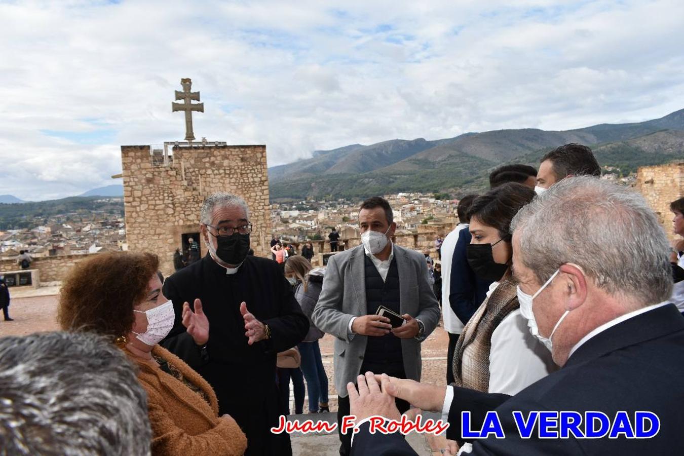 Unas 200 personas de Granja de Rocamora, Abanilla y Ulea finalizaron ayer el recorrido, a pide, de los 120 kilómetros que separan la localidad alicantina de Caravaca de la Cruz. Los cuatro municipios comparten la devoción a sendos Lignum Crucis que se veneran en cada una de las localidades. Ayer recorrieron la última etapa, desde Bullas hasta basílica de la Vera Cruz en una ceremonia oficiada por el rector, Emilio Sánchez, y en la que estuvieron presentes los representantes de las instituciones religiosas que organizaban la peregrinación y una representación de los ocho Ayuntamientos que atraviesa este camino.