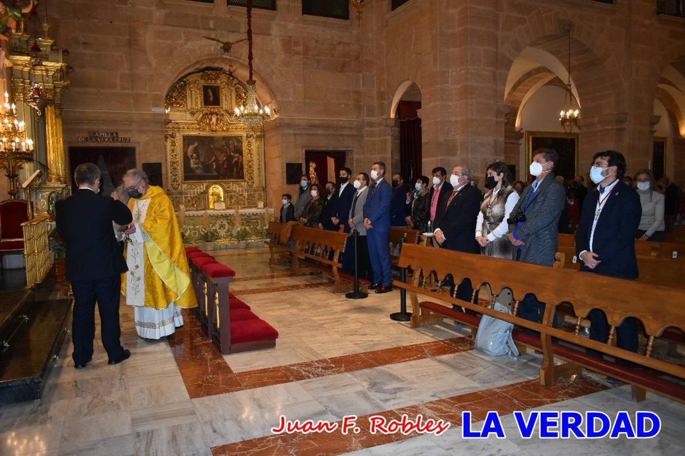 Unas 200 personas de Granja de Rocamora, Abanilla y Ulea finalizaron ayer el recorrido, a pide, de los 120 kilómetros que separan la localidad alicantina de Caravaca de la Cruz. Los cuatro municipios comparten la devoción a sendos Lignum Crucis que se veneran en cada una de las localidades. Ayer recorrieron la última etapa, desde Bullas hasta basílica de la Vera Cruz en una ceremonia oficiada por el rector, Emilio Sánchez, y en la que estuvieron presentes los representantes de las instituciones religiosas que organizaban la peregrinación y una representación de los ocho Ayuntamientos que atraviesa este camino.