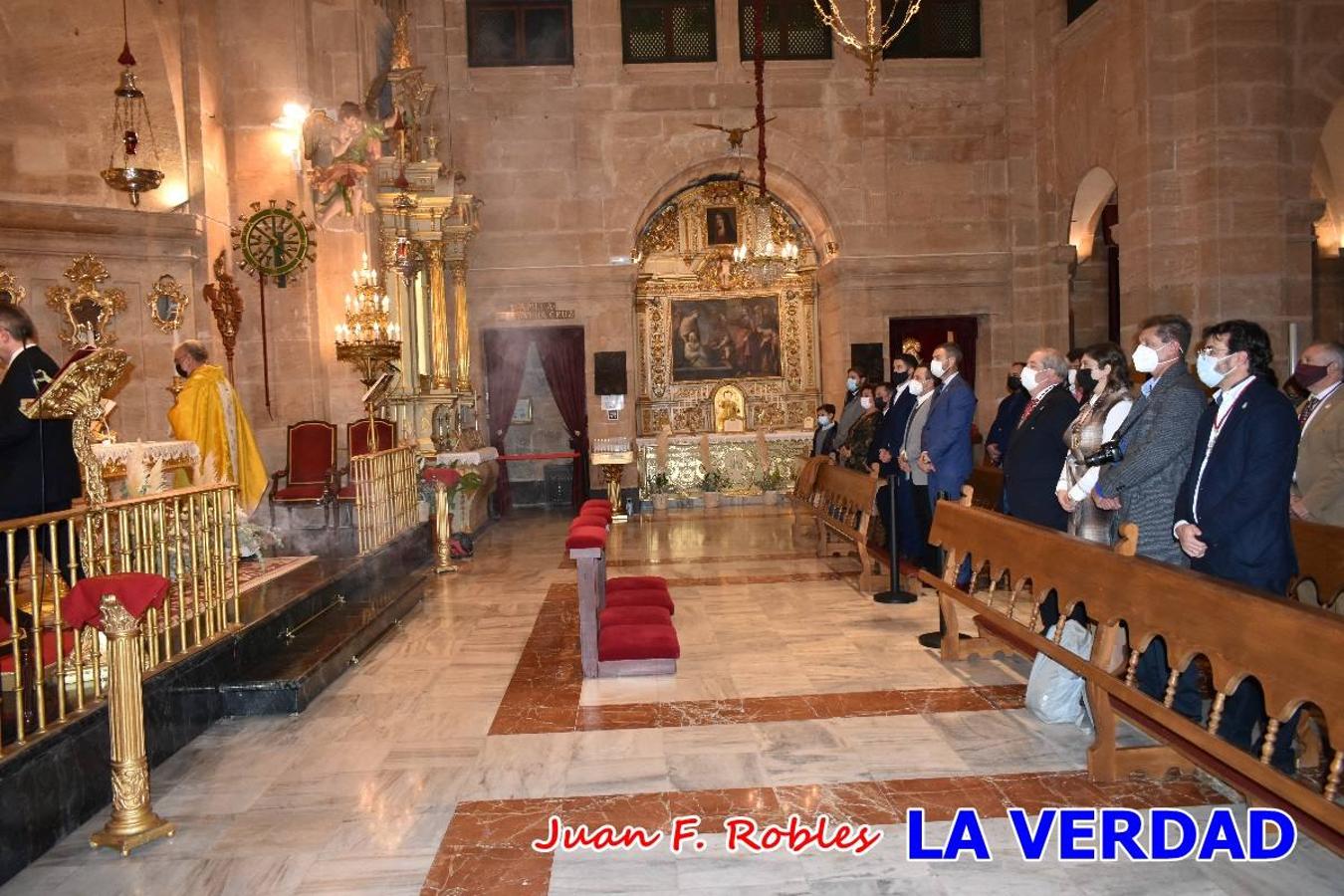 Unas 200 personas de Granja de Rocamora, Abanilla y Ulea finalizaron ayer el recorrido, a pide, de los 120 kilómetros que separan la localidad alicantina de Caravaca de la Cruz. Los cuatro municipios comparten la devoción a sendos Lignum Crucis que se veneran en cada una de las localidades. Ayer recorrieron la última etapa, desde Bullas hasta basílica de la Vera Cruz en una ceremonia oficiada por el rector, Emilio Sánchez, y en la que estuvieron presentes los representantes de las instituciones religiosas que organizaban la peregrinación y una representación de los ocho Ayuntamientos que atraviesa este camino.