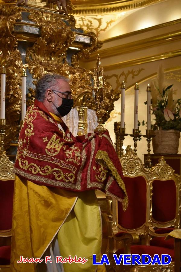 Unas 200 personas de Granja de Rocamora, Abanilla y Ulea finalizaron ayer el recorrido, a pide, de los 120 kilómetros que separan la localidad alicantina de Caravaca de la Cruz. Los cuatro municipios comparten la devoción a sendos Lignum Crucis que se veneran en cada una de las localidades. Ayer recorrieron la última etapa, desde Bullas hasta basílica de la Vera Cruz en una ceremonia oficiada por el rector, Emilio Sánchez, y en la que estuvieron presentes los representantes de las instituciones religiosas que organizaban la peregrinación y una representación de los ocho Ayuntamientos que atraviesa este camino.